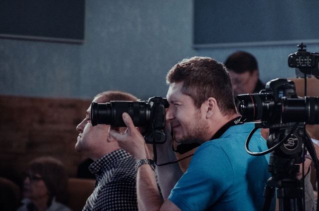 Photographers at the forum